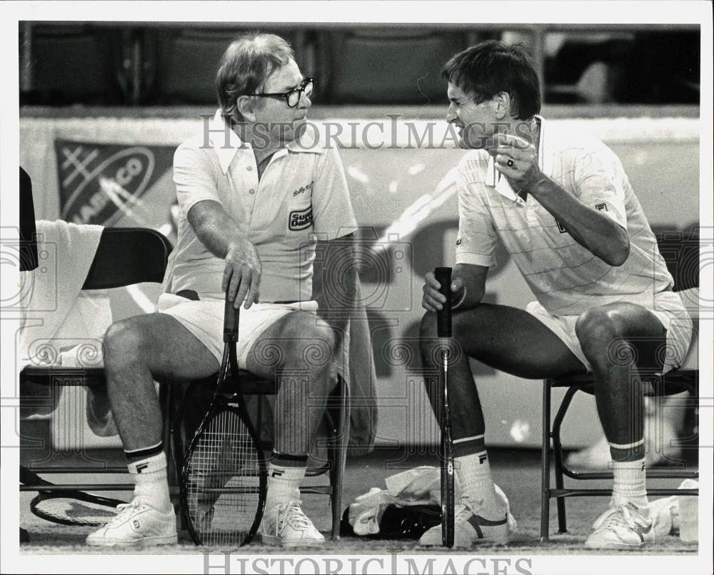 1983 Press Photo Tennis partners Bobby Riggs, Mal Anderson discuss strategy- Historic Images