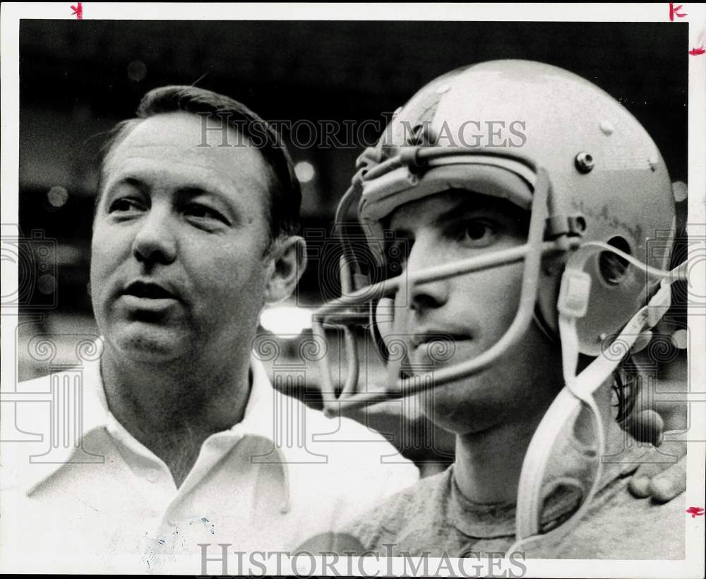 1975 Press Photo SMU head football coach Dave Smith with QB Chuck Benefield- Historic Images