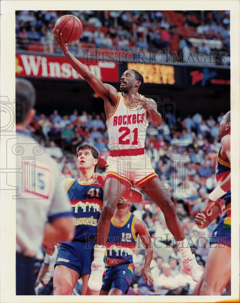 1989 Press Photo Rockets basketball player Eric Floyd leaps to score vs. Nuggets- Historic Images