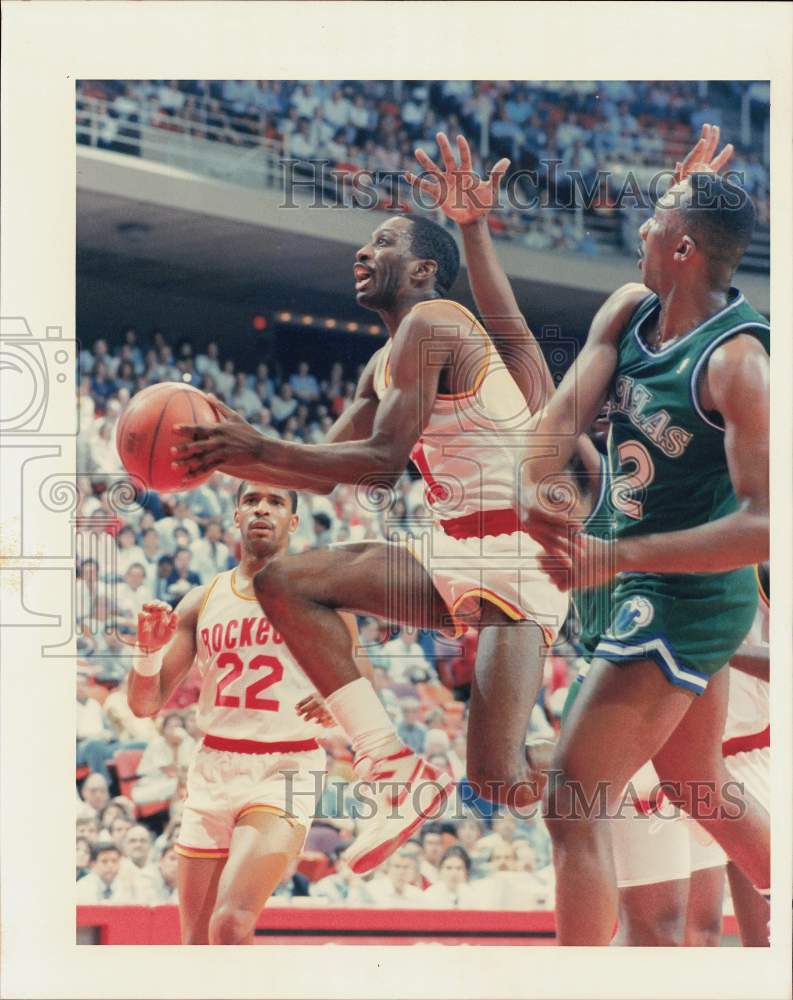 1988 Press Photo Rockets basketball player Sleepy Floyd in action versus Mavs- Historic Images