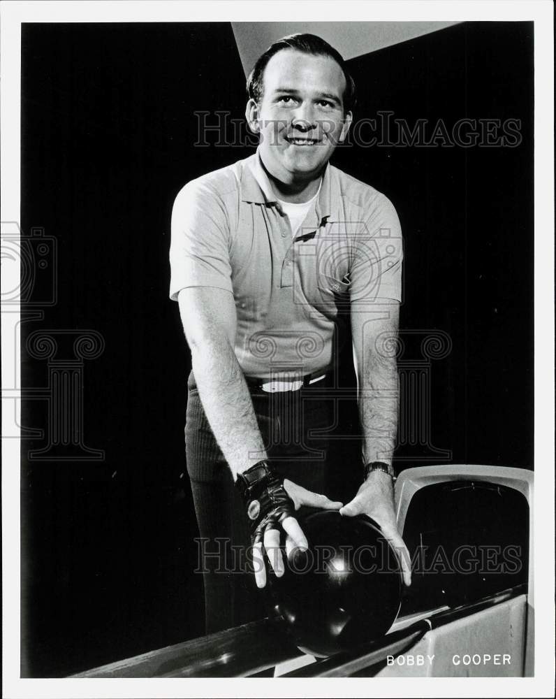 1972 Press Photo Bowler Bobby Cooper poses with his bowling ball - hpx08088- Historic Images