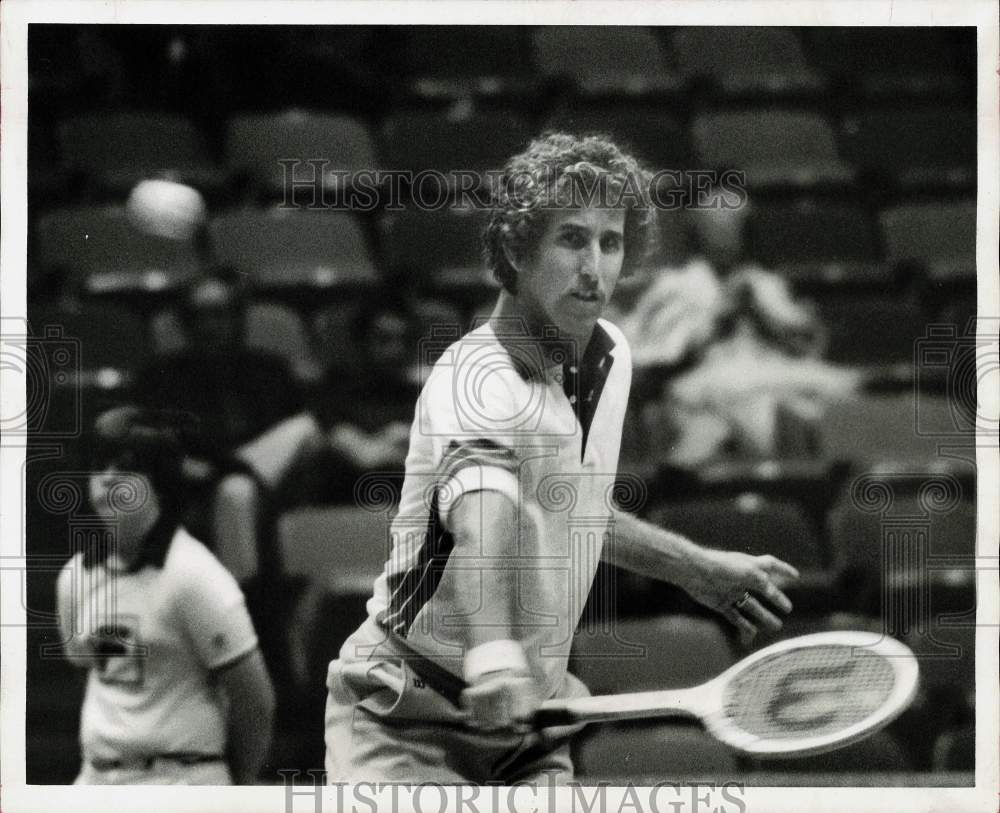 1976 Press Photo American tennis pro Brian Gottfried hits ball en route to win- Historic Images