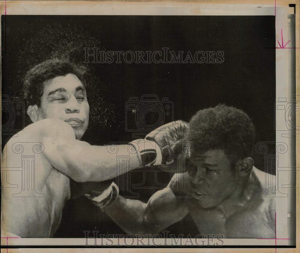 1965 Press Photo Manny Gonzalez and Emile Griffith during boxing bout in NY- Historic Images