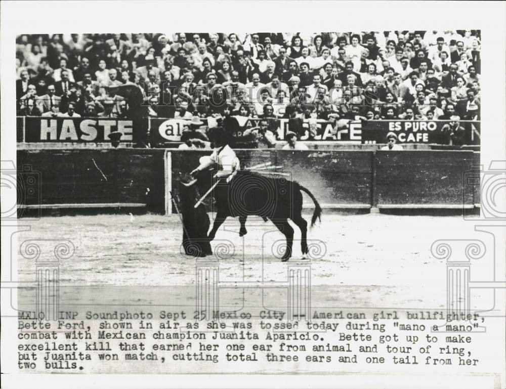 1955 Press Photo Bullfighter, Bette Ford, gets tossed in the air in Mexico City- Historic Images