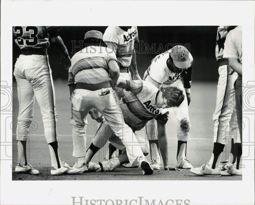 1980 Press Photo Ken Forsch helped by Astros baseball teammates after being hit- Historic Images