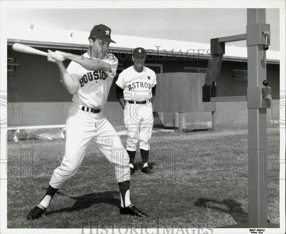 Press Photo Houston Astros baseball player Ron Davis at batting machine- Historic Images