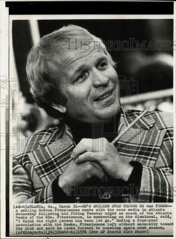 1976 Press Photo Hawks basketball coach Cotton Fitzsimmons talks to press in GA- Historic Images