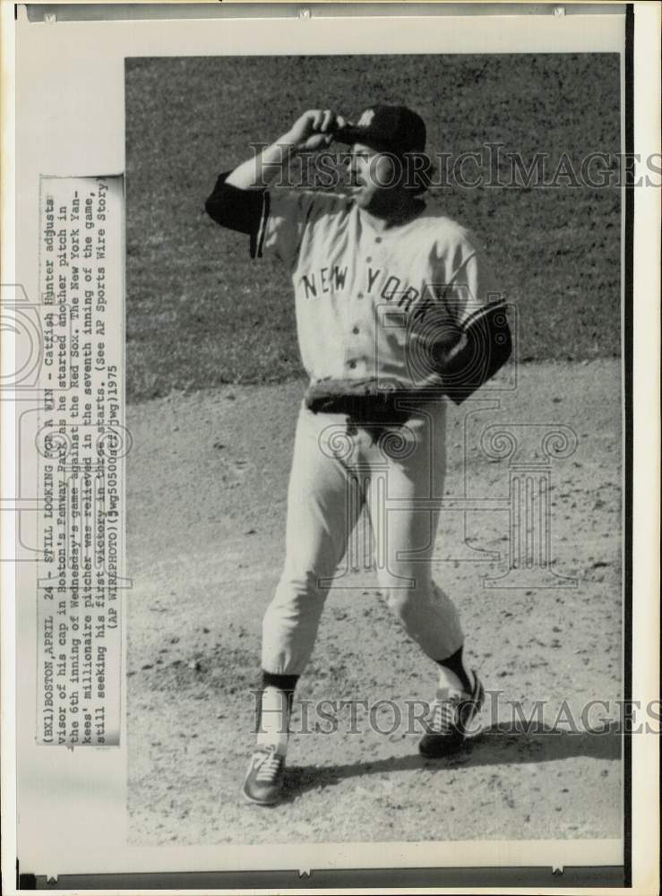 1975 Press Photo Yankees baseball pitcher Catfish Hunter during game in Boston- Historic Images