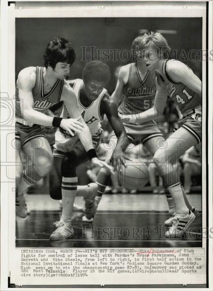 1974 Press Photo Utah basketball&#39;s Mike Sojourner flanked by Purdue opponents- Historic Images