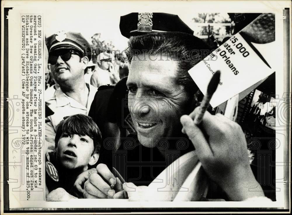 1972 Press Photo Greater N.O. Open golf winner, Gary Player, surrounded by fans- Historic Images