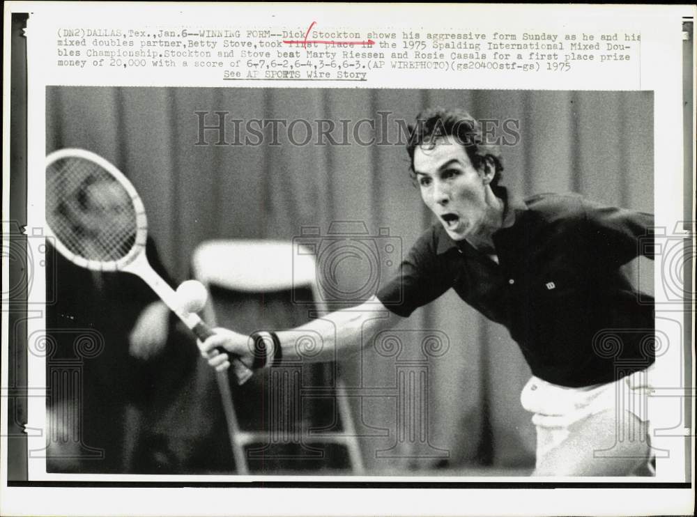 1975 Press Photo Tennis pro Dick Stockton at Spalding Mixed Doubles Championship- Historic Images