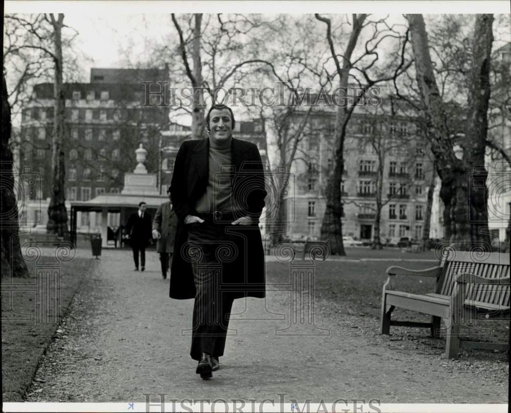 1972 Press Photo Singer Tony Bennett walks through London&#39;s Berkeley Square.- Historic Images