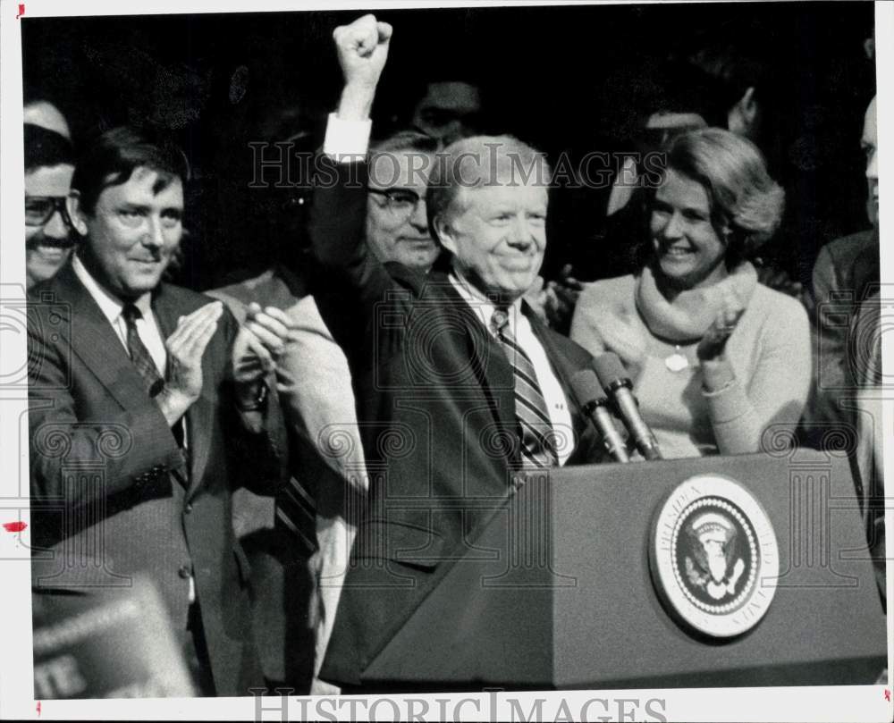 1980 Press Photo President Jimmy Carter cheered at Houston&#39;s Miller Theatre.- Historic Images