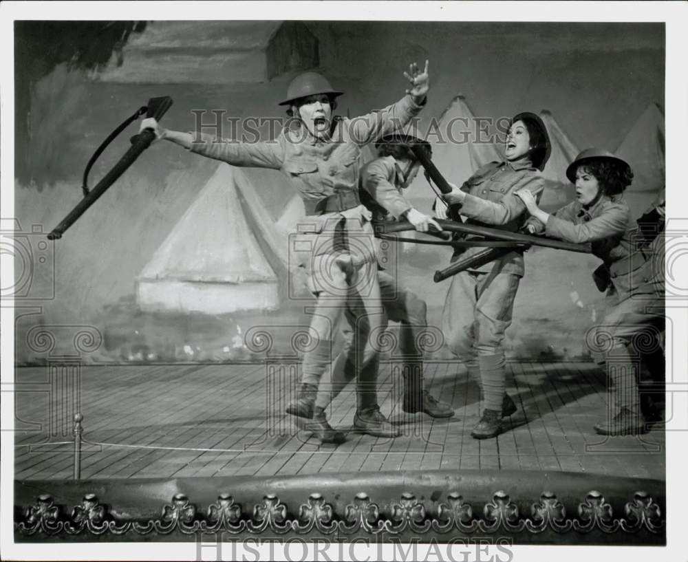 Press Photo Actress Julie Andrews, Colleagues in Scene from Movie &quot;Star!&quot;- Historic Images