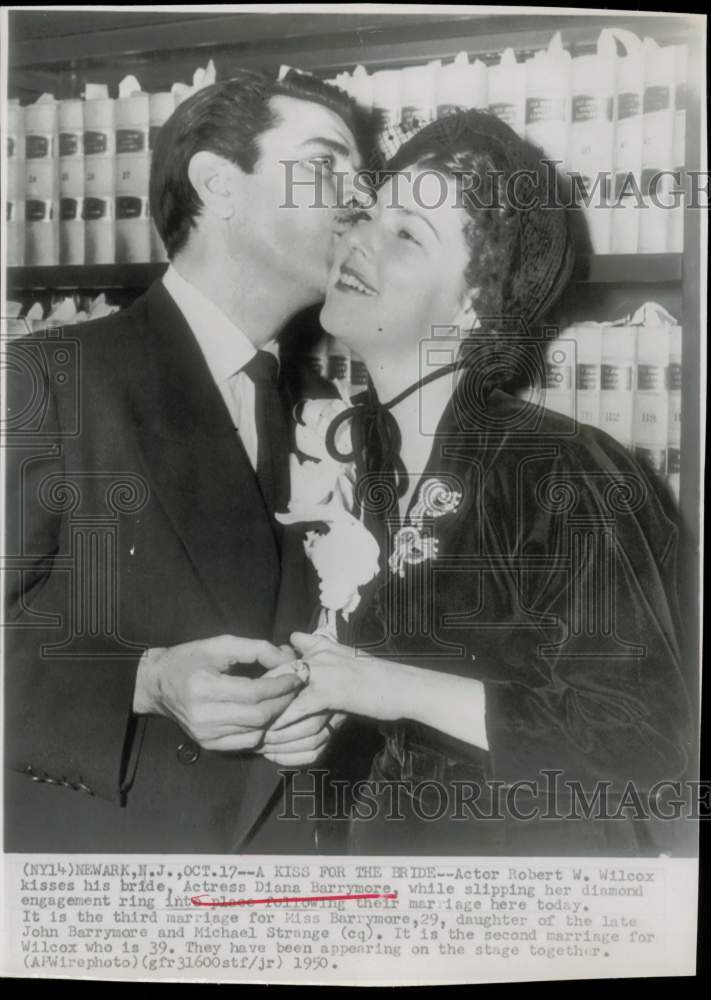 1950 Press Photo Robert Wilcox kisses his bride Diana Barrymore in Newark, NJ.- Historic Images