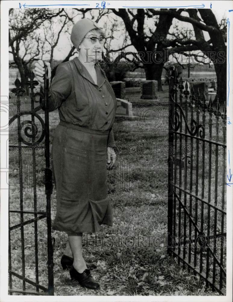 1964 Press Photo President Johnson&#39;s cousin Oriole Bailey leaves Texas cemetery- Historic Images