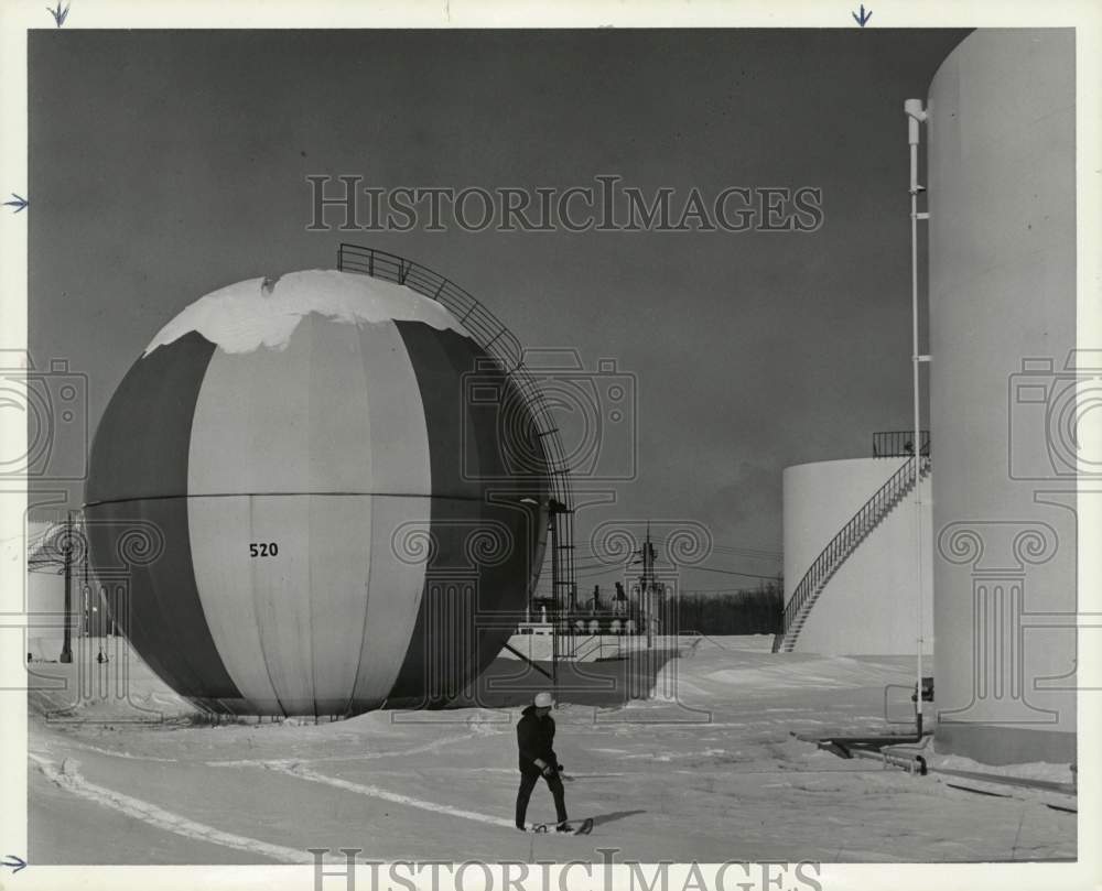 1971 Press Photo Continental Oil worker inspects refinery in Minnesota.- Historic Images