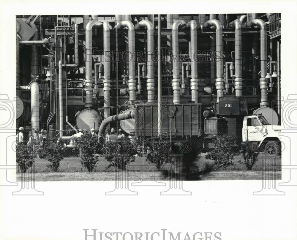 1982 Press Photo Hydrocarbons removed from Gulf Chemical Company tanks.- Historic Images