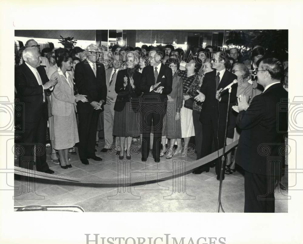 1979 Press Photo Cary Grant appears at Marshall Field's opening in Galleria.- Historic Images