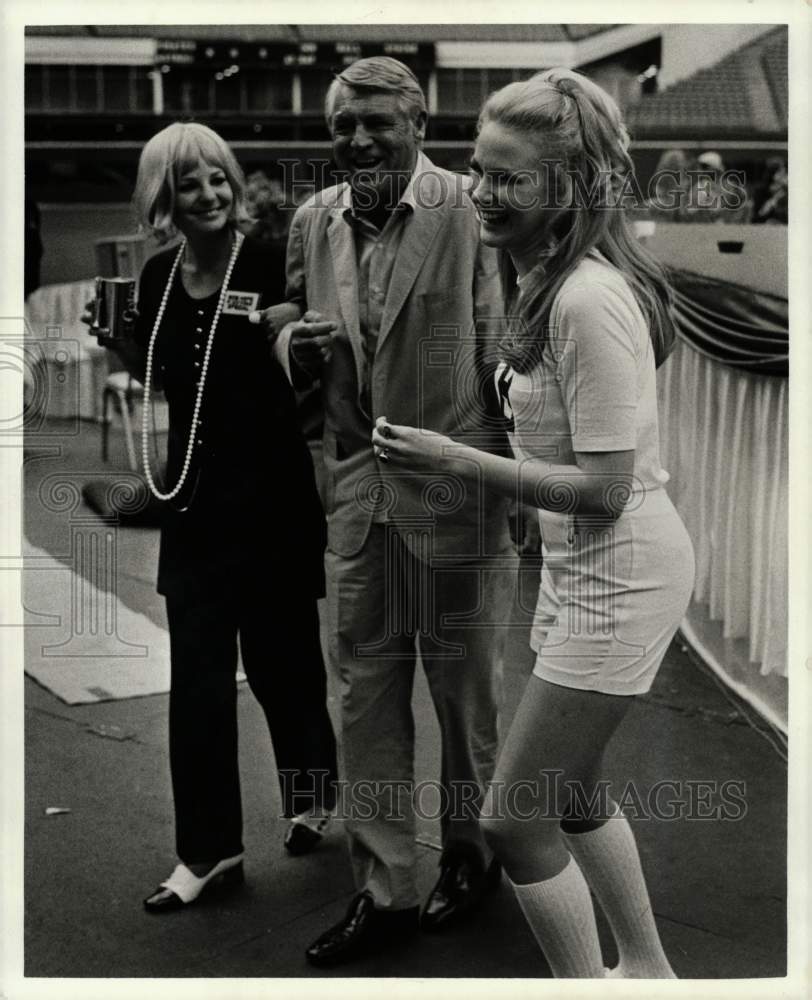 1970 Press Photo Cary Grant, actor, laughs with friends. - hpx14319- Historic Images