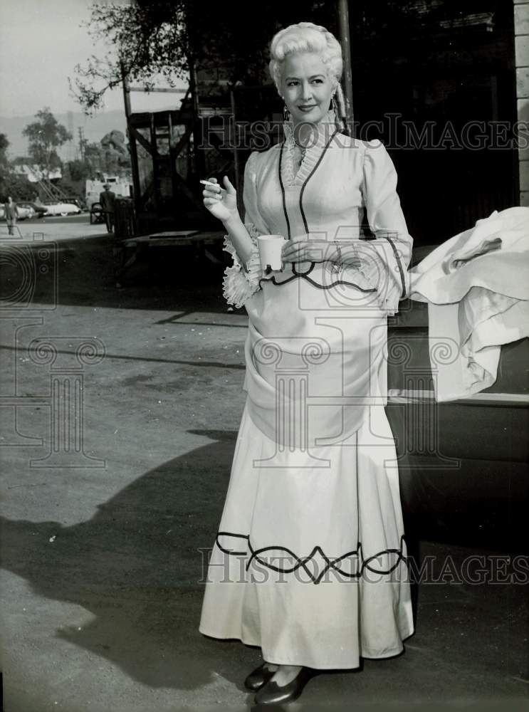 1955 Press Photo Marilyn Maxwell takes coffee break on set of &quot;Sunday Mourn&quot;- Historic Images