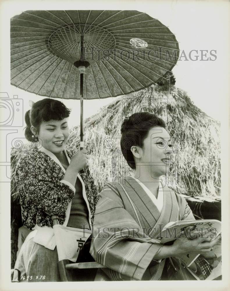 1957 Press Photo Kyo Machiko, Japanese actress shield by parasol. - hpx15555- Historic Images