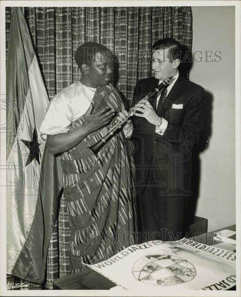 1960 Press Photo Alex Quaison-Sackey and Owen Engel view clarinet and posters.- Historic Images