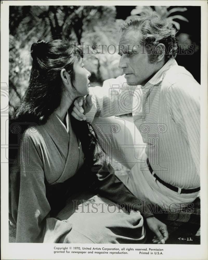 1970 Press Photo Charlton Heston and Miko Mayama in scene from &quot;The Hawaiians.&quot;- Historic Images