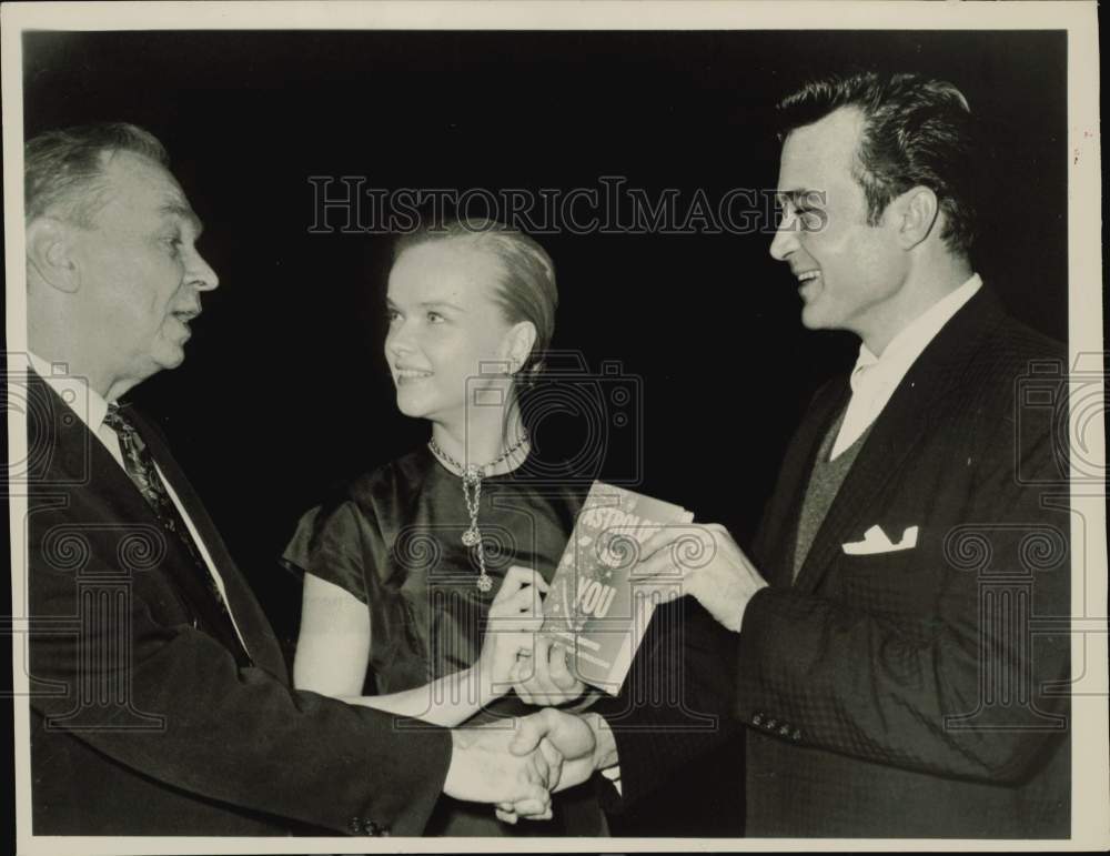 1957 Press Photo Ann Francis and Lance Fuller talk with Carroll Righter.- Historic Images