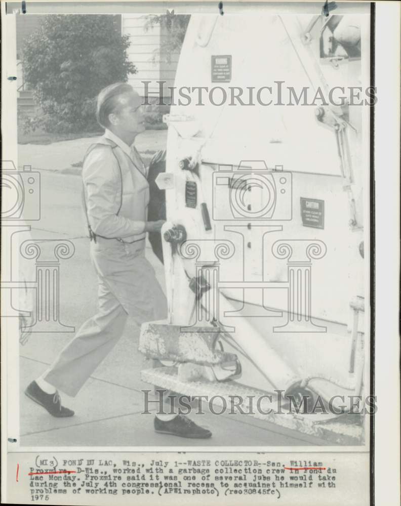 1975 Press Photo Senator William Proxmire works on Fond du Lac garbage truck.- Historic Images