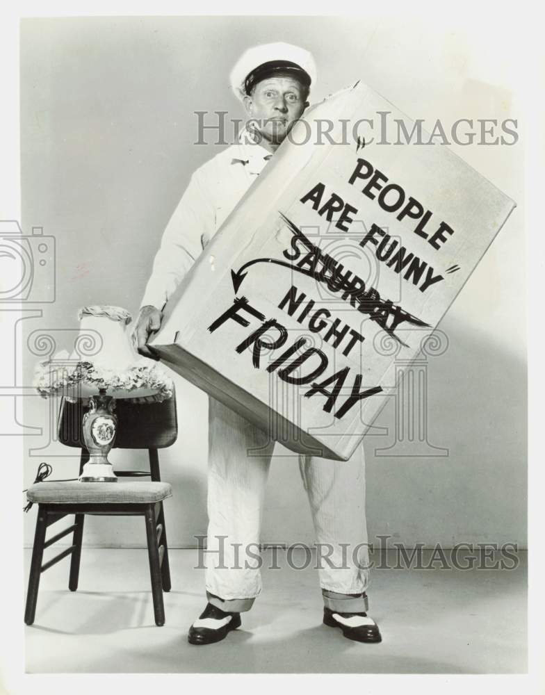 1959 Press Photo Art Linkletter of &quot;People Are Funny&quot; displays show moving sign.- Historic Images