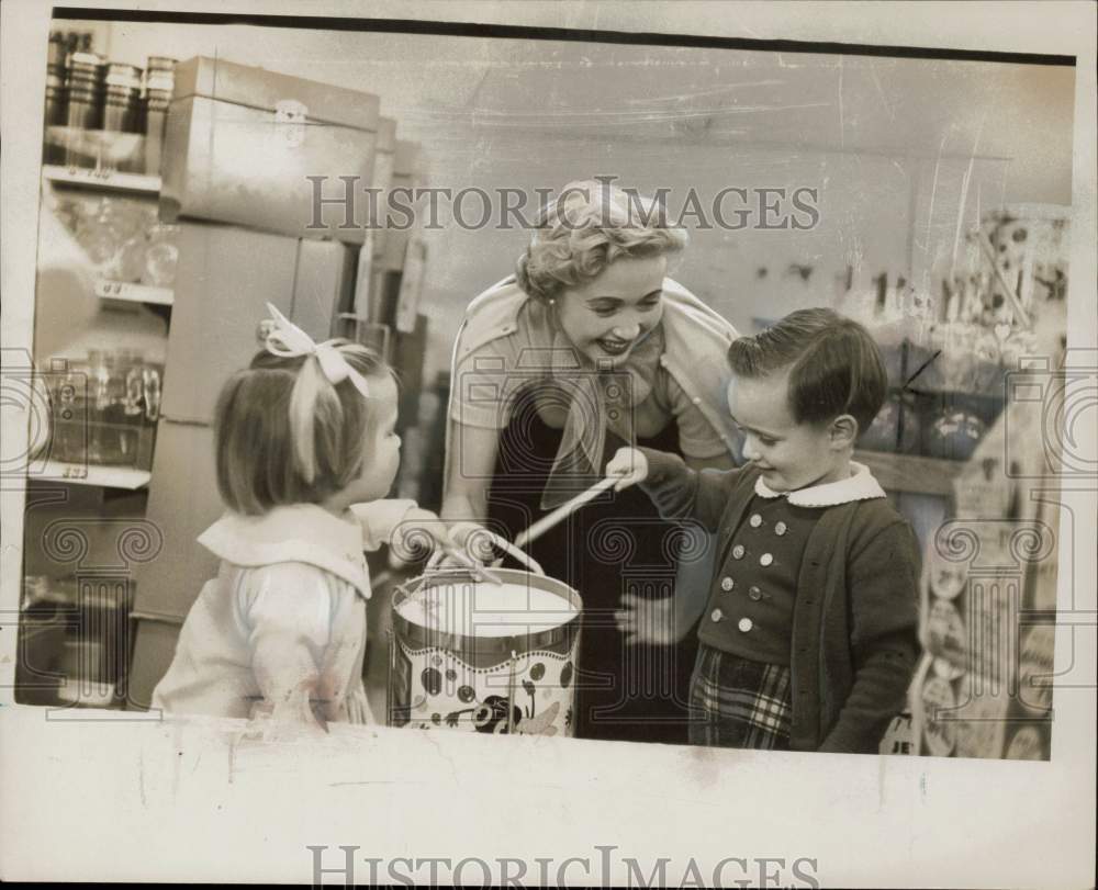 1957 Press Photo Actress Jane Powell watches children playing on drum- Historic Images