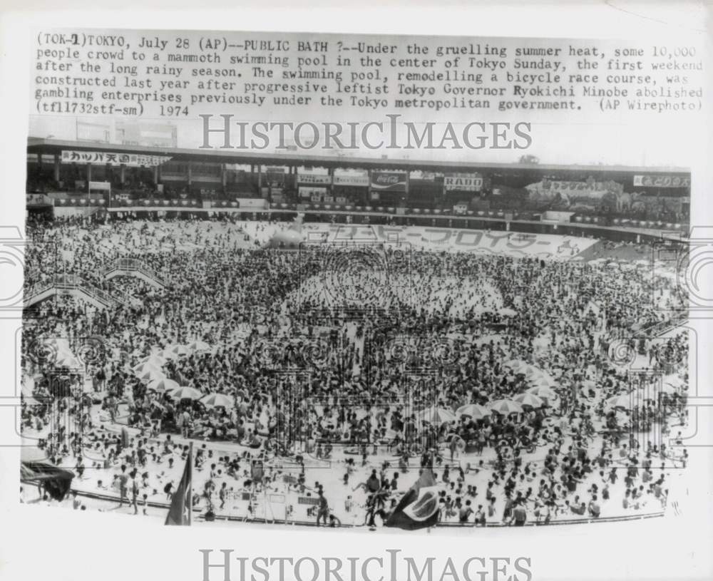 1974 Press Photo Crowd at mammoth swimming pool in center of Tokyo - kfa03408- Historic Images