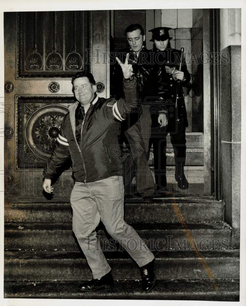 1971 Press Photo Patrolman leaves police station in New York City - kfa04194- Historic Images