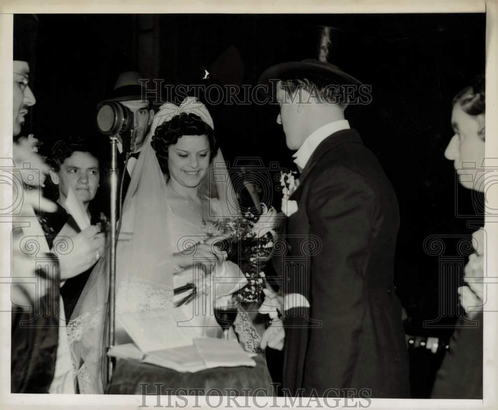 1939 Press Photo Ethel Lazar weds Philip Levine - kfa04625- Historic Images