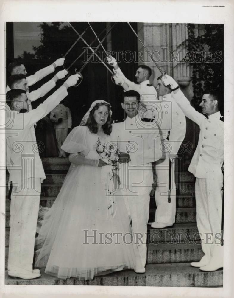 Press Photo Ensign &amp; Mrs. Harold F. Hicks Jr. wedding at Naval Academy, MD- Historic Images