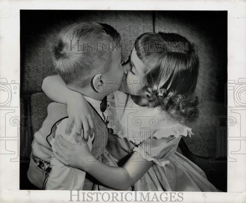 1956 Press Photo Carol Strong kisses brother Charles at Rochester, New York- Historic Images