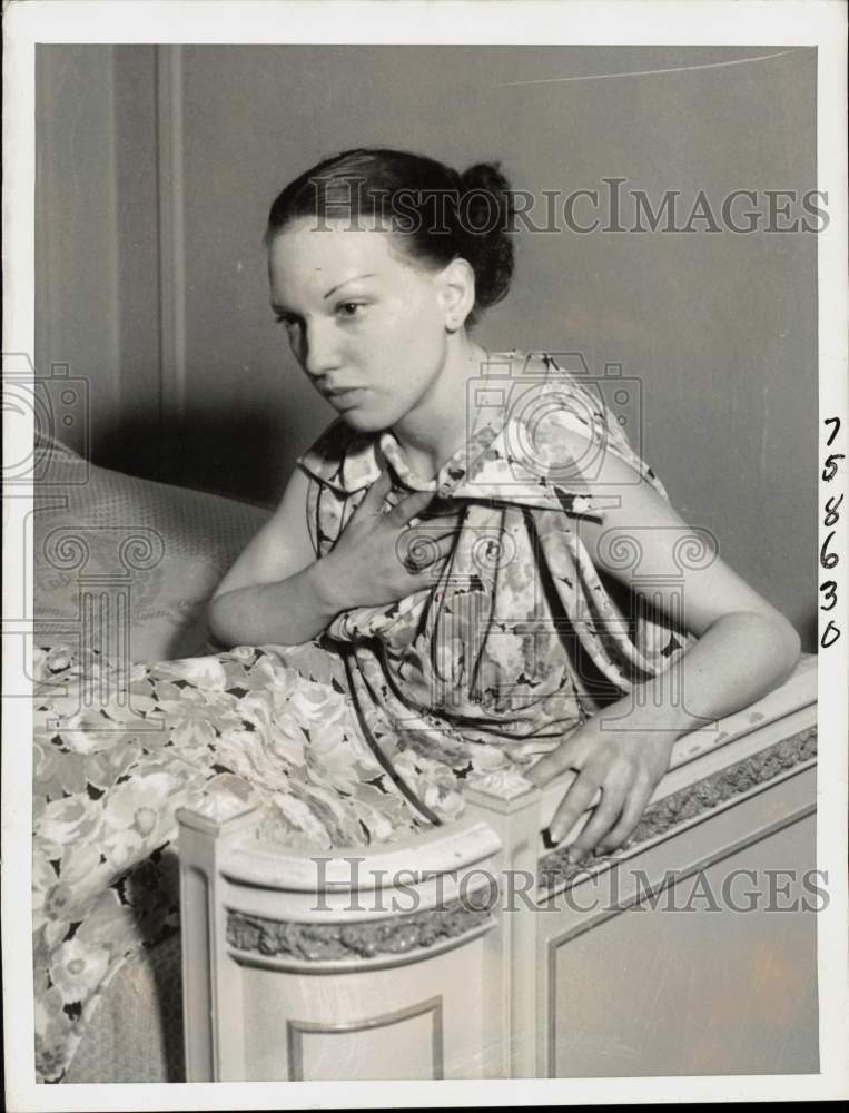 1936 Press Photo Ann Cooper Hewitt rests in suite in San Francisco, California- Historic Images