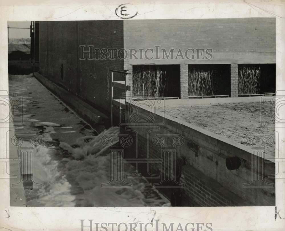 1940 Press Photo Bromine-Free Ocean Water Effluent from Blowing-Out Tower- Historic Images