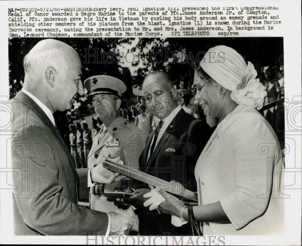 1968 Press Photo Paul Ignatius presents medal to James Anderson&#39;s parents- Historic Images