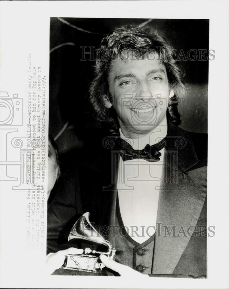 1979 Press Photo Performer Barry Manilow holds Grammy Award in Los Angeles- Historic Images