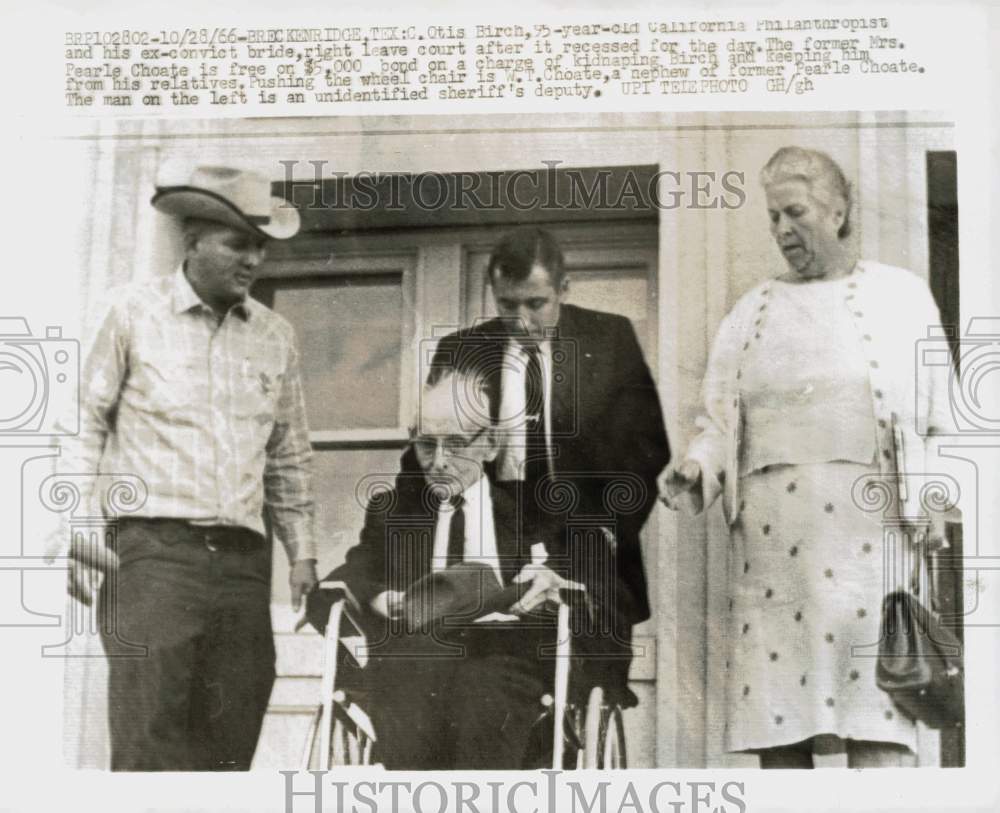 1966 Press Photo Otis Birch and wife leave court in Breckenridge, Texas- Historic Images