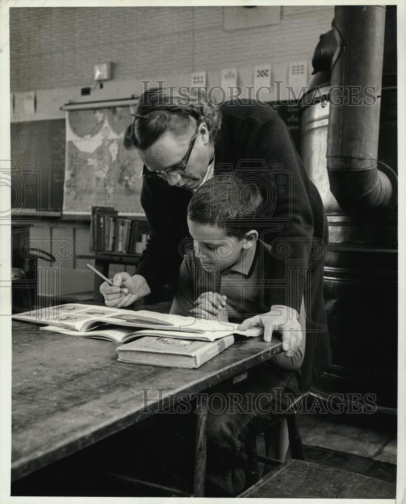 1963 Press Photo Mrs. Bedard working with first grader David Poor at Blue School- Historic Images