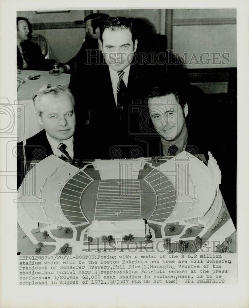 1971 Press Photo Bill Schaefer and officials pose with Boston Patriots stadium.- Historic Images