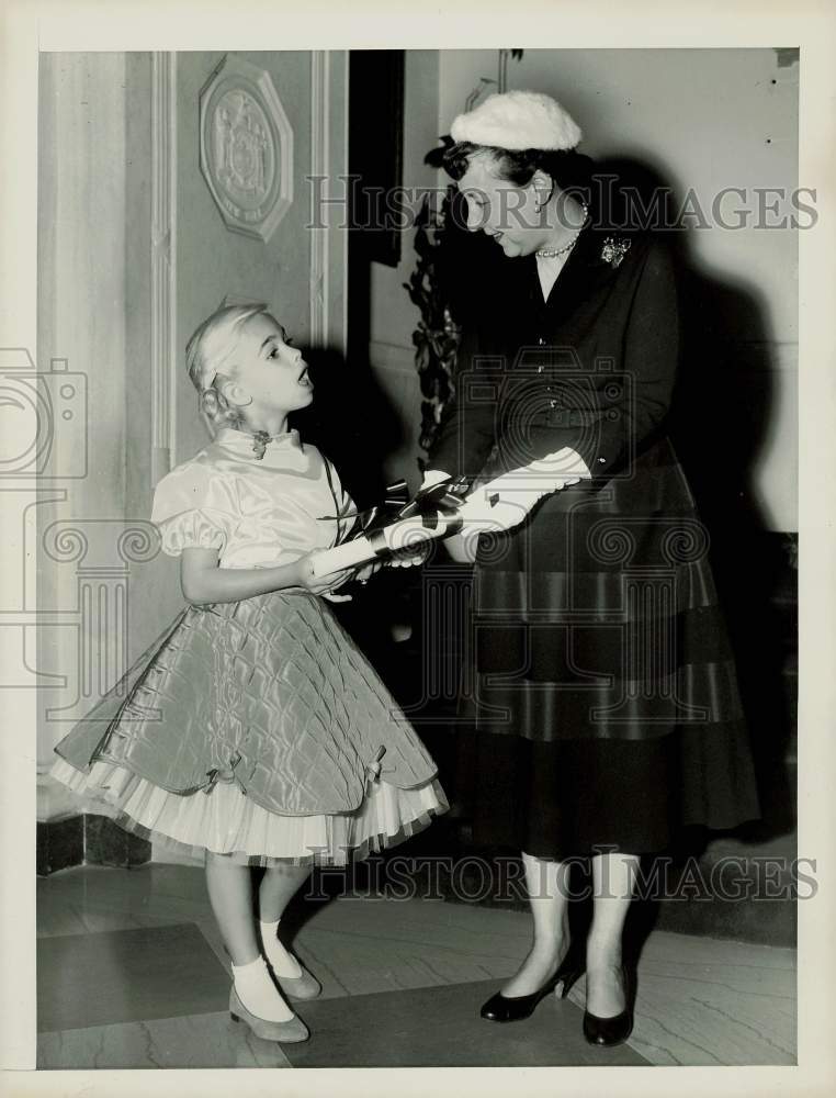 Press Photo Evelyn Rudie receives a scroll from Mamie Eisenhower - kfa12062- Historic Images