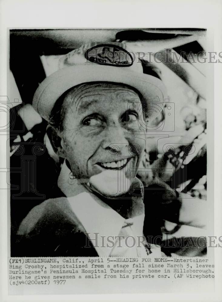 1977 Press Photo Bing Crosby smiles for press while leaving Burlingame hospital.- Historic Images