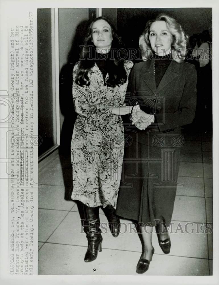 1977 Press Photo Kathryn and Mary Frances Crosby leave Los Angeles news briefing- Historic Images