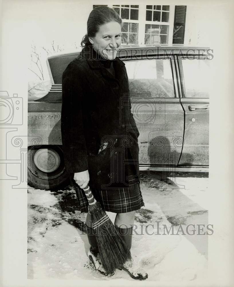 1970 Press Photo Svetlana Alliluyeva clears snow from her Princeton home.- Historic Images