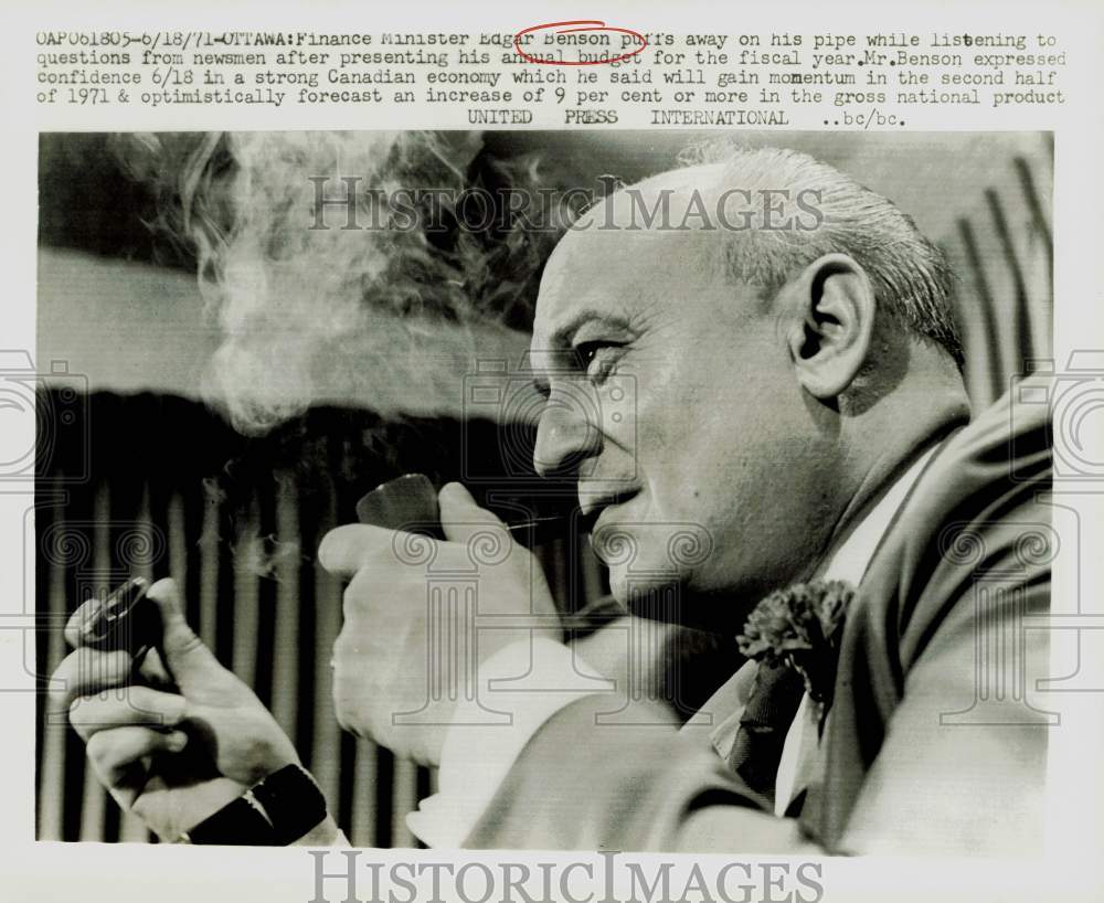 1971 Press Photo Edgar Benson puffs his pipe at Ottawa news conference.- Historic Images