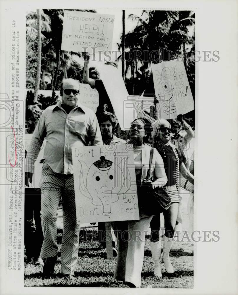 1973 Press Photo Miami citizens picket near Florida home of President Nixon- Historic Images